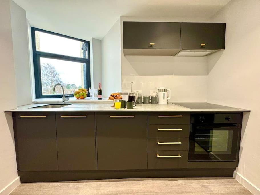 Bournemouth Getaway: 3Br Apartment Near Beach Exteriör bild