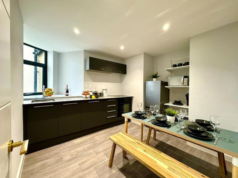 Bournemouth Getaway: 3Br Apartment Near Beach Exteriör bild