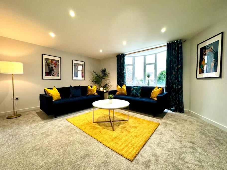 Bournemouth Getaway: 3Br Apartment Near Beach Exteriör bild