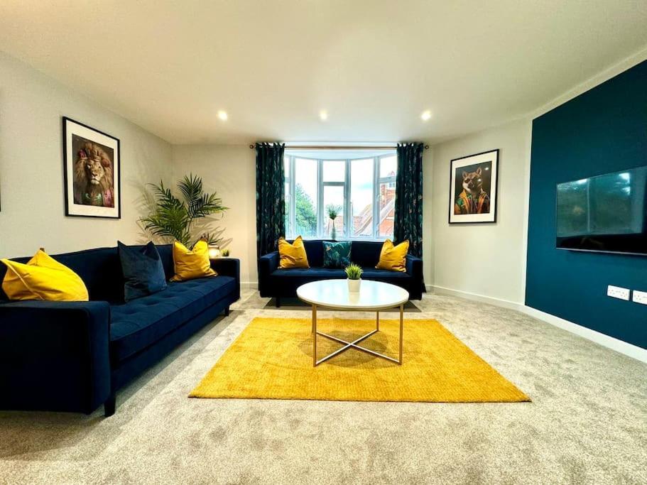 Bournemouth Getaway: 3Br Apartment Near Beach Exteriör bild